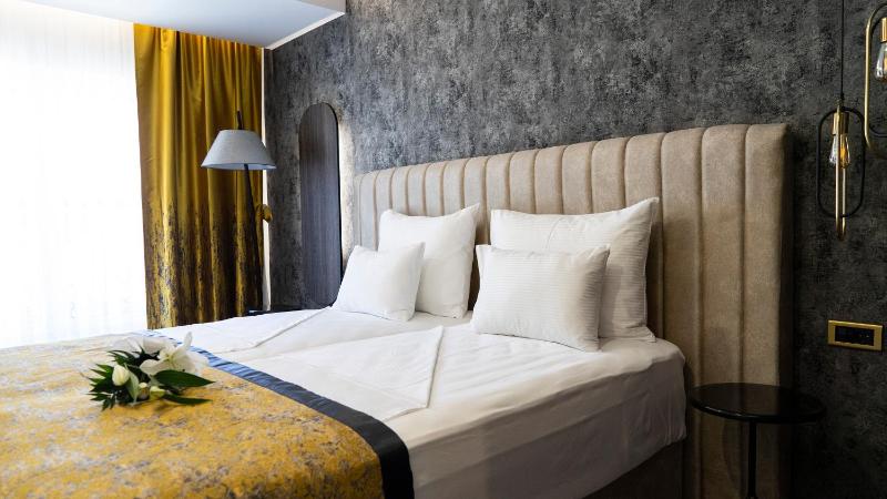 Superior Twin Room image 3