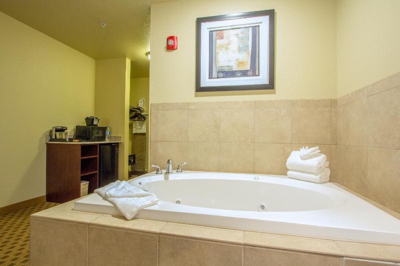 King Suite with Spa Bath image 3