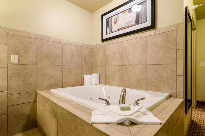 Deluxe King room with Whirlpool Tub image 4