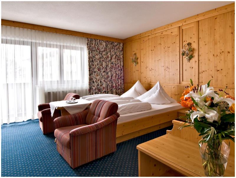 Deluxe Double Room with Balcony image 2