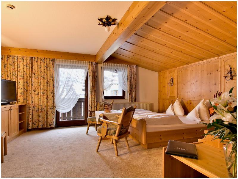 Deluxe Double Room with Balcony image 3