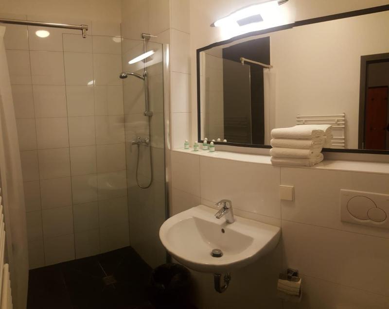 Double Room with Balcony image 4