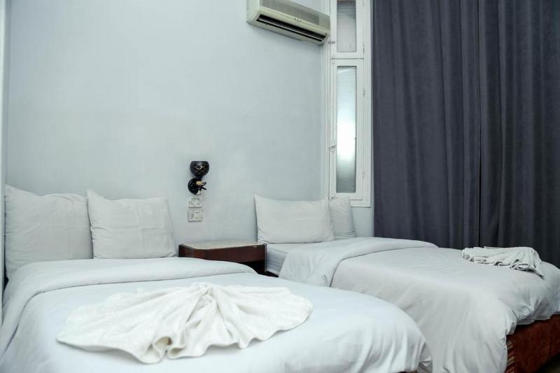 Deluxe Twin Room image 3