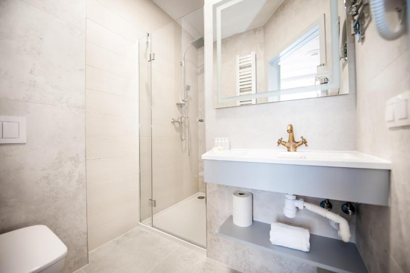 Deluxe Double Room image 4