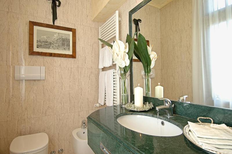 Small Double Room image 4