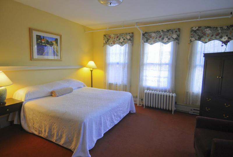 Standard King Room image 3