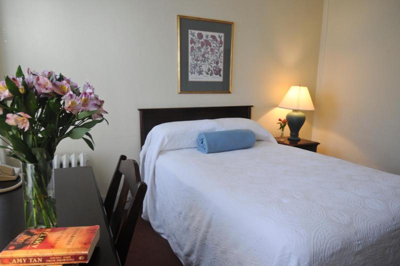 Queen Room with Twin Bed image 3