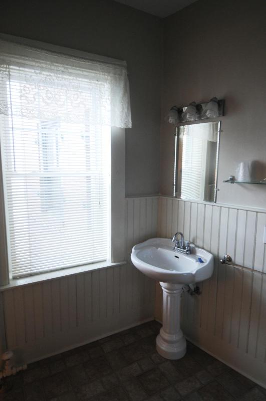 Queen Room with Twin Bed image 4