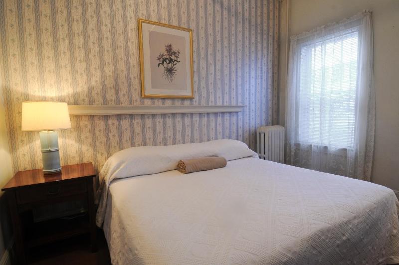 Queen Room with Twin Bed image 2