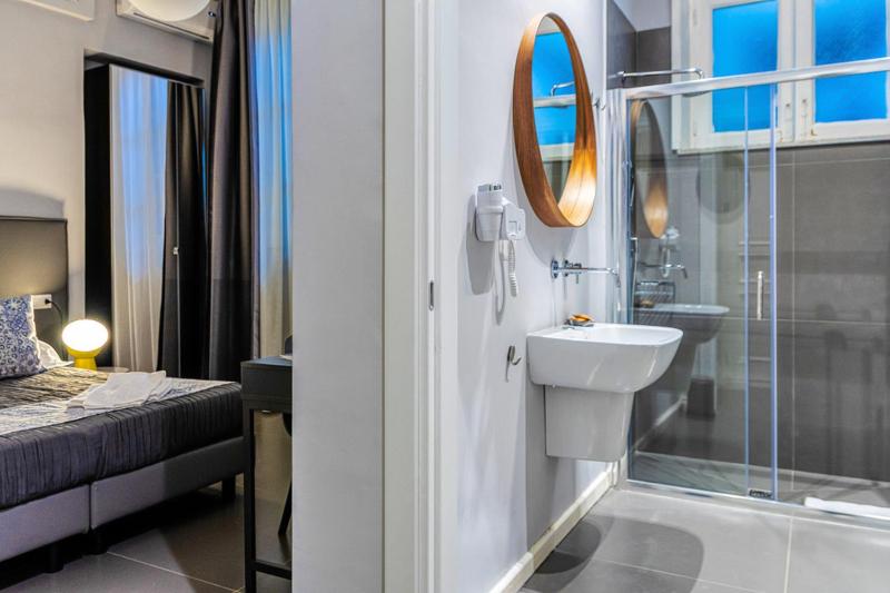 Standard Double or Twin Room image 4
