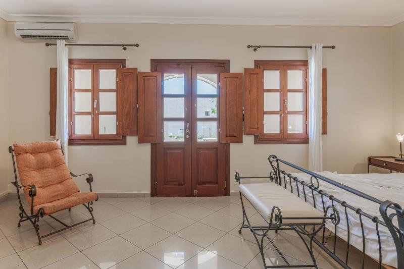 Family Room (3-5 Adults) image 4