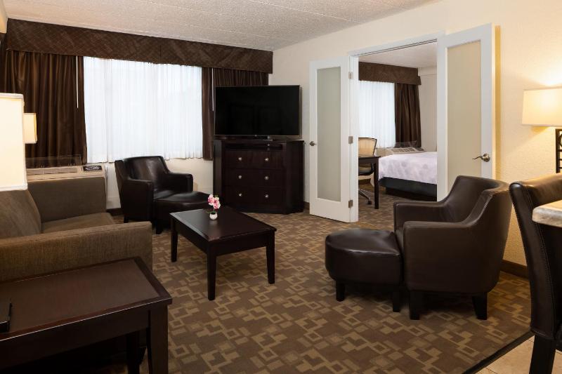 One-Bedroom Suite with Sofa Bed image 4