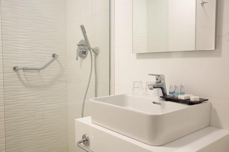 Superior Double or Twin Room with Sea View image 2