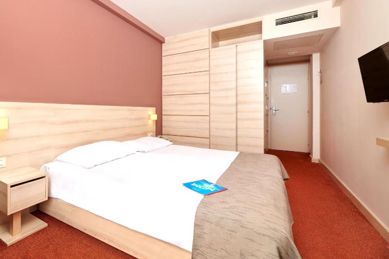 Classic Room with Balcony - Park Side image 1