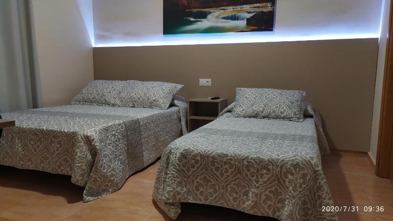 Triple Room with Private Bathroom image 4