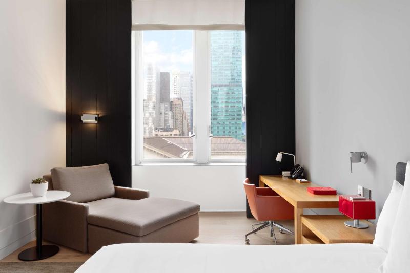 Deluxe King Room with City View image 3