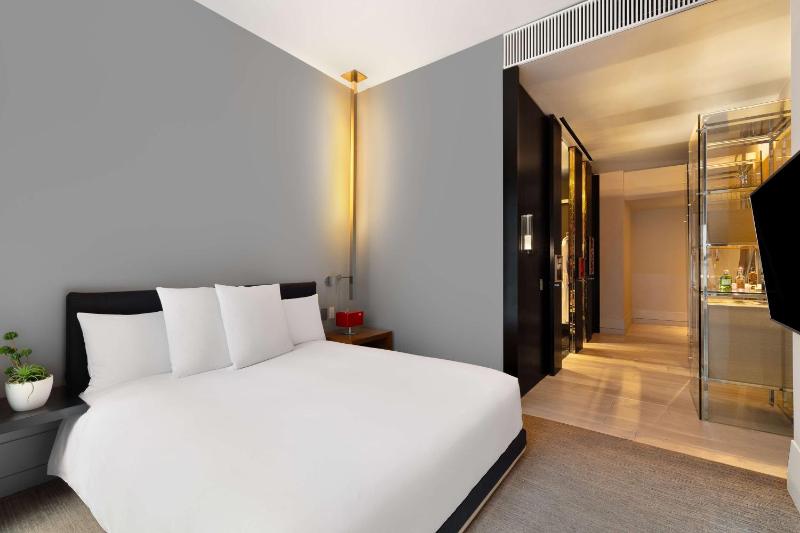 Deluxe King Room with City View image 2