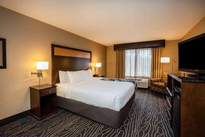 Deluxe King Room image 4
