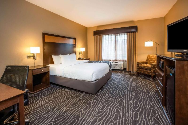 Deluxe King Room image 3