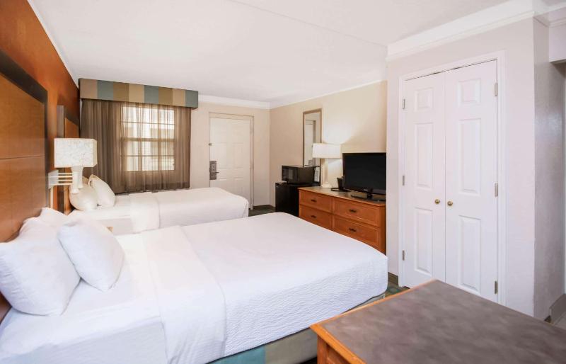 Premier Room with Two Double Beds image 4