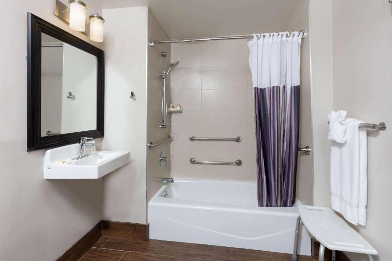 Double Room - Mobility/Hearing Accessible - Non-Smoking image 3