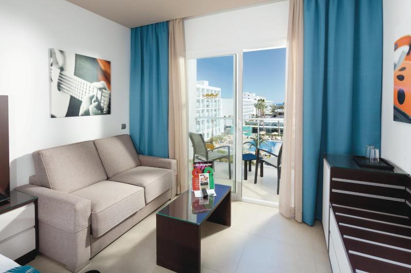 Deluxe Double Room with Side Sea View image 4