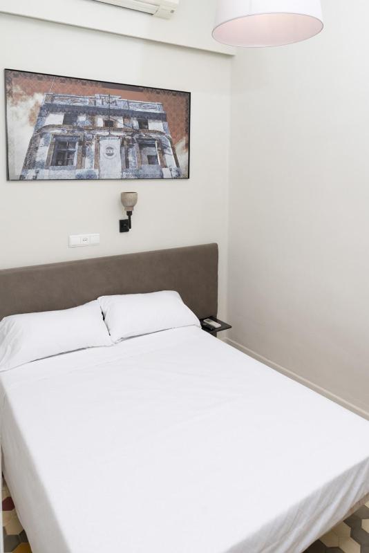 Standard Single Room with Shared Bathroom image 3