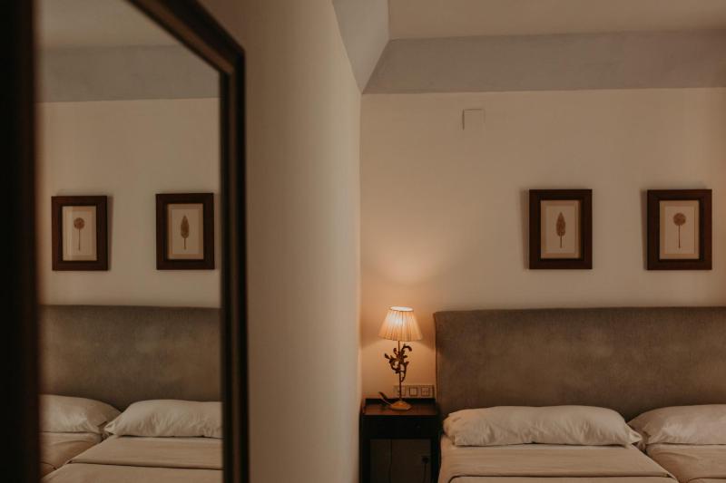 Twin Room image 3