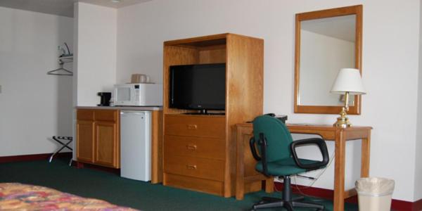 Queen Room with Two Queen Beds image 4