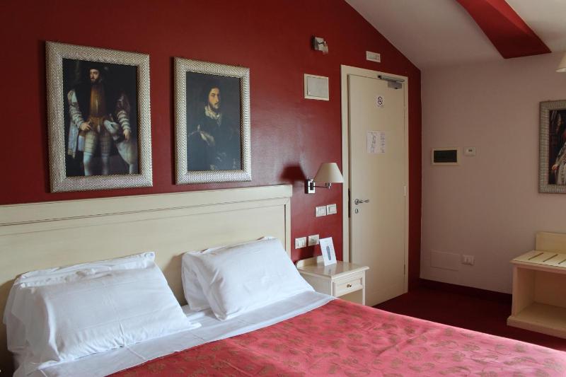 Double Room with Lake View image 3