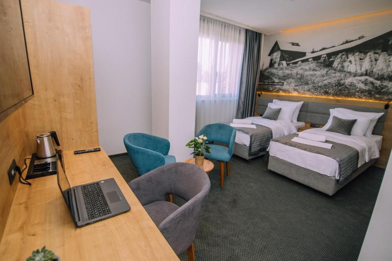 Deluxe Double or Twin Room image 3