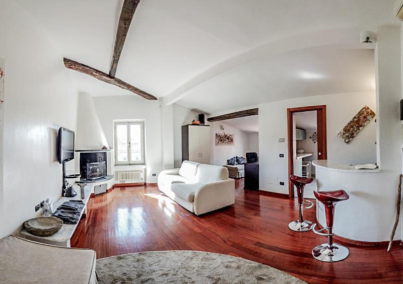 Splendida mansarda open space, finiture di lusso. Images