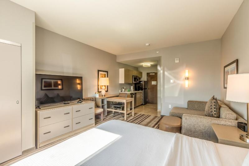 Queen Studio Suite - Non-Smoking image 1