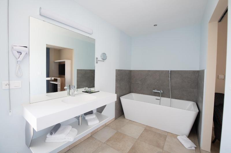 Deluxe Double Room with Bath image 1