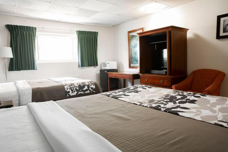 Queen Room with Two Queen Beds - Smoking image 4