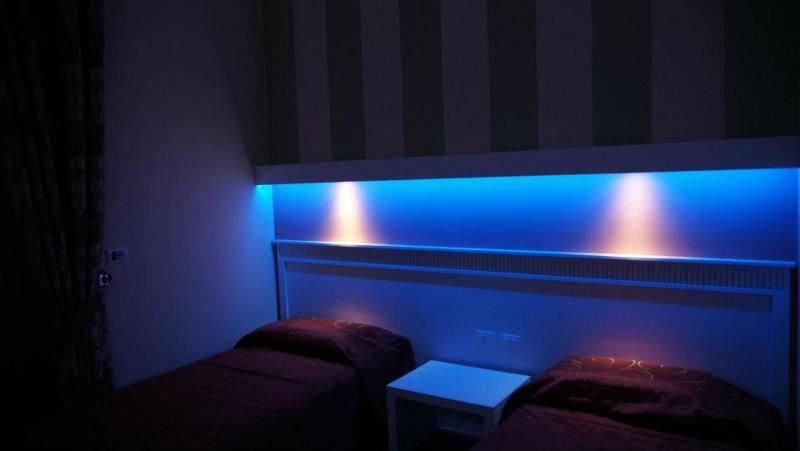 Standard Twin Room image 2