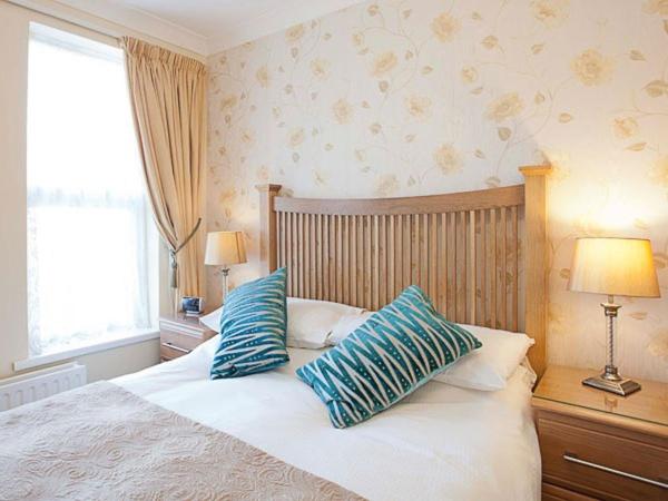Double Room with Private Bathroom image 1