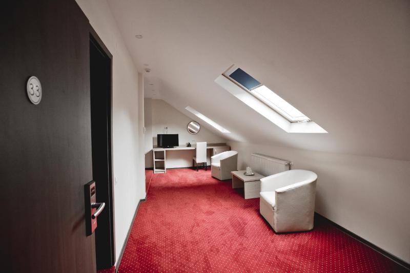 Standard King Room image 2