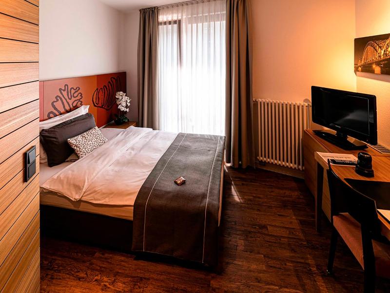 Small Double Room image 2