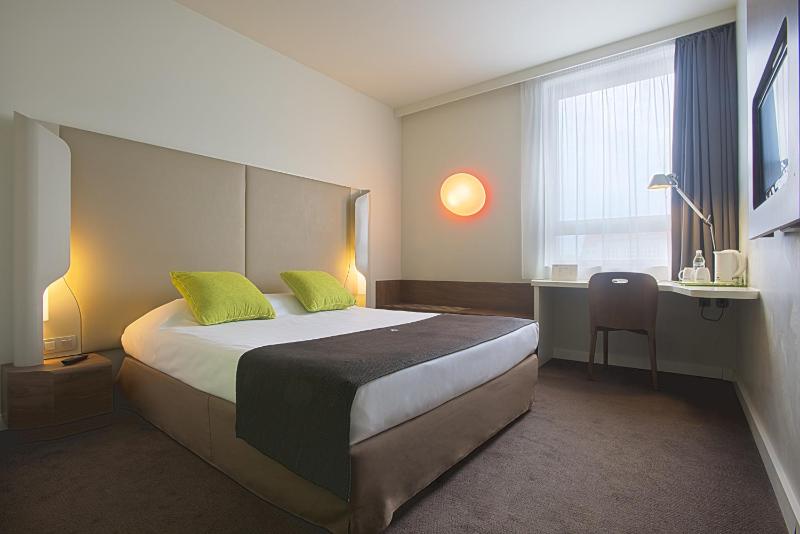 Superior Room - 1 Queen Bed image 3
