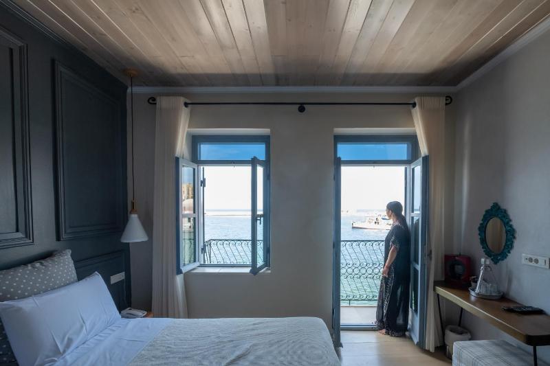 Deluxe room with Sea View and Balcony image 4