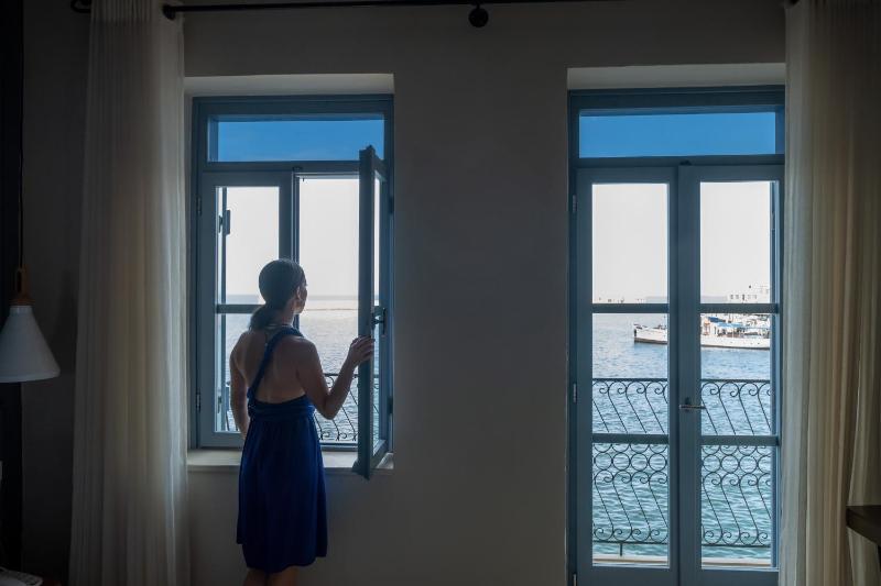 Deluxe room with Sea View and Balcony image 2