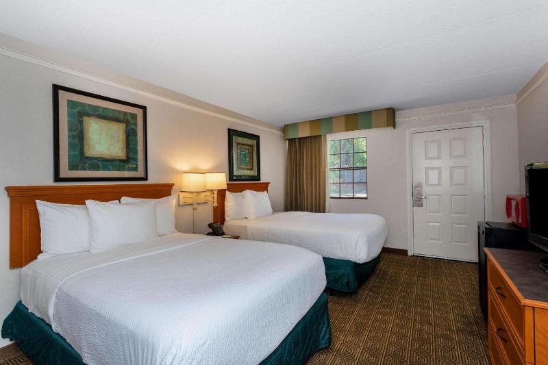 Double Room with Two Double Beds and Mobility/Hearing Impaired Access - Non-Smoking image 1