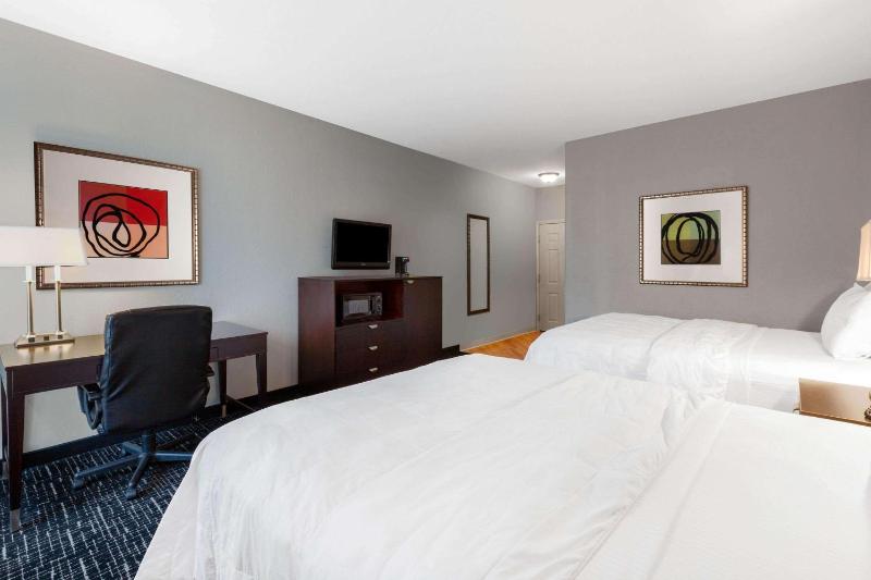 Deluxe Double Room with Two Double Beds image 3