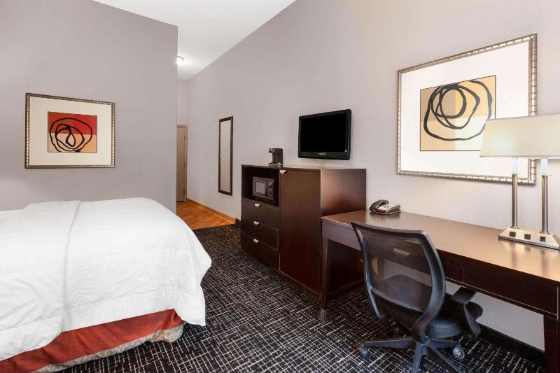 Queen Room with Tub with Grab Bars - Mobility Impaired Accessible/Non-Smoking image 2