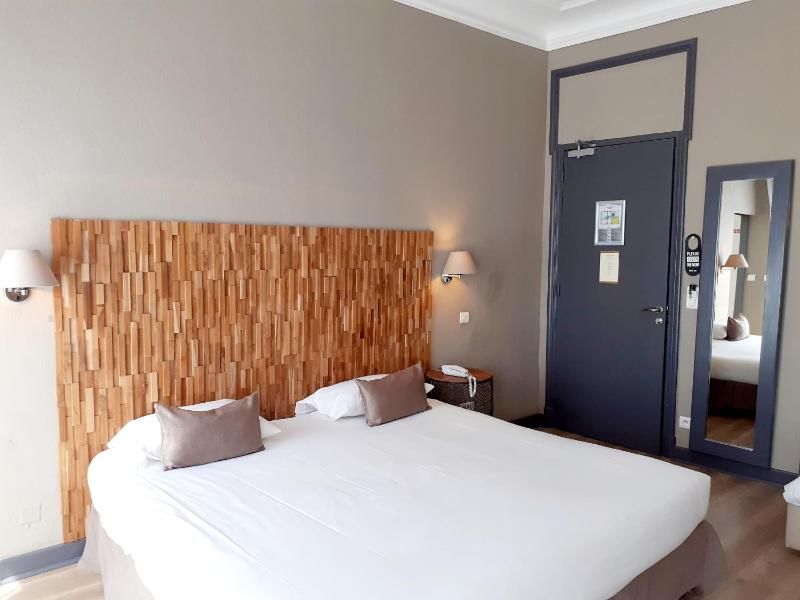Junior Suite with Balcony image 1
