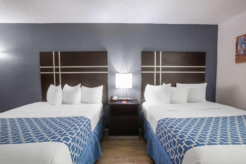 Queen Room with Two Queen Beds - Non-Smoking image 4