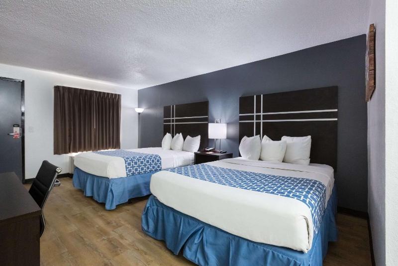 Queen Room with Two Queen Beds - Non-Smoking image 3