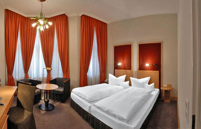 Room #2449212 image 3