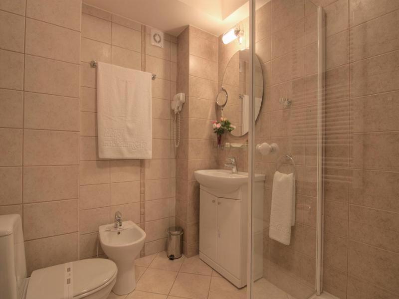 Room #3998721 image 3